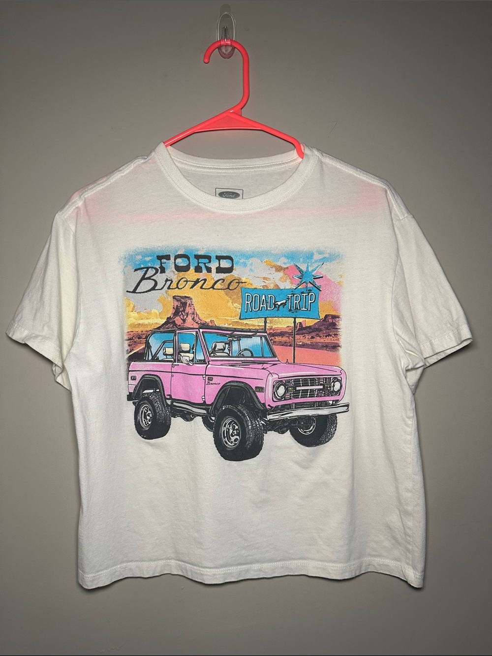 Ford Pink Bronco Road crop top Tee